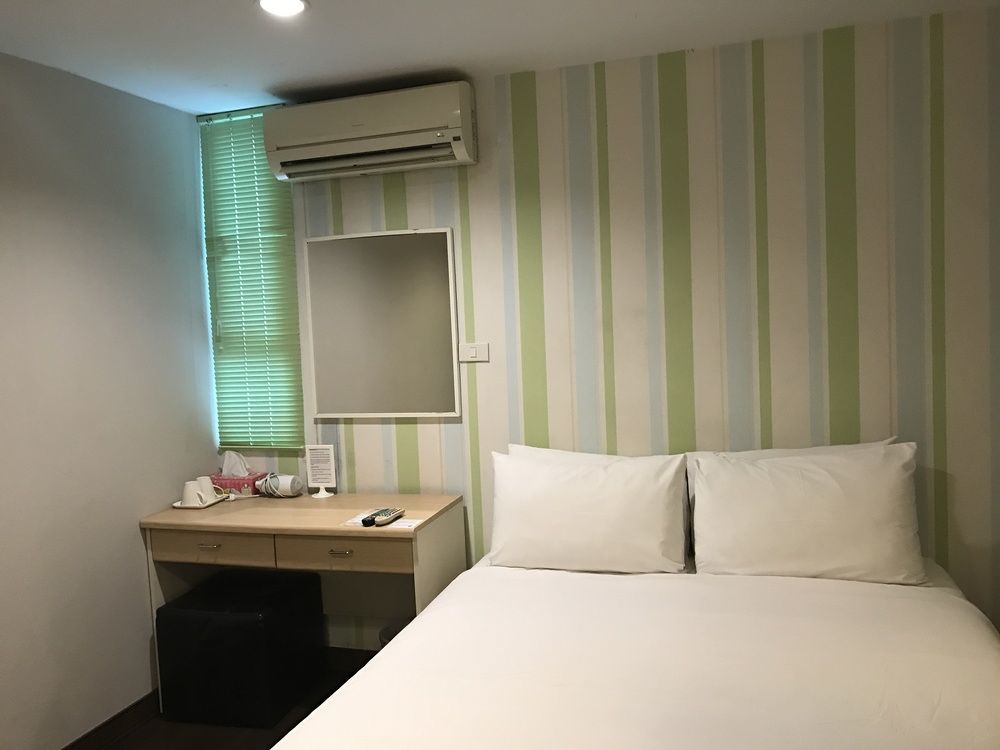 Urban House Hotel Bangkok Exterior photo