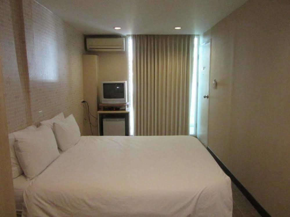 Urban House Hotel Bangkok Exterior photo