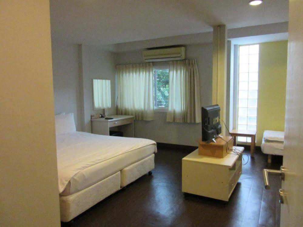 Urban House Hotel Bangkok Exterior photo