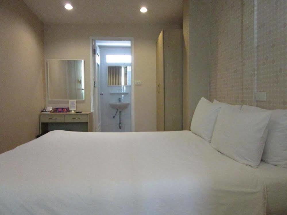 Urban House Hotel Bangkok Exterior photo