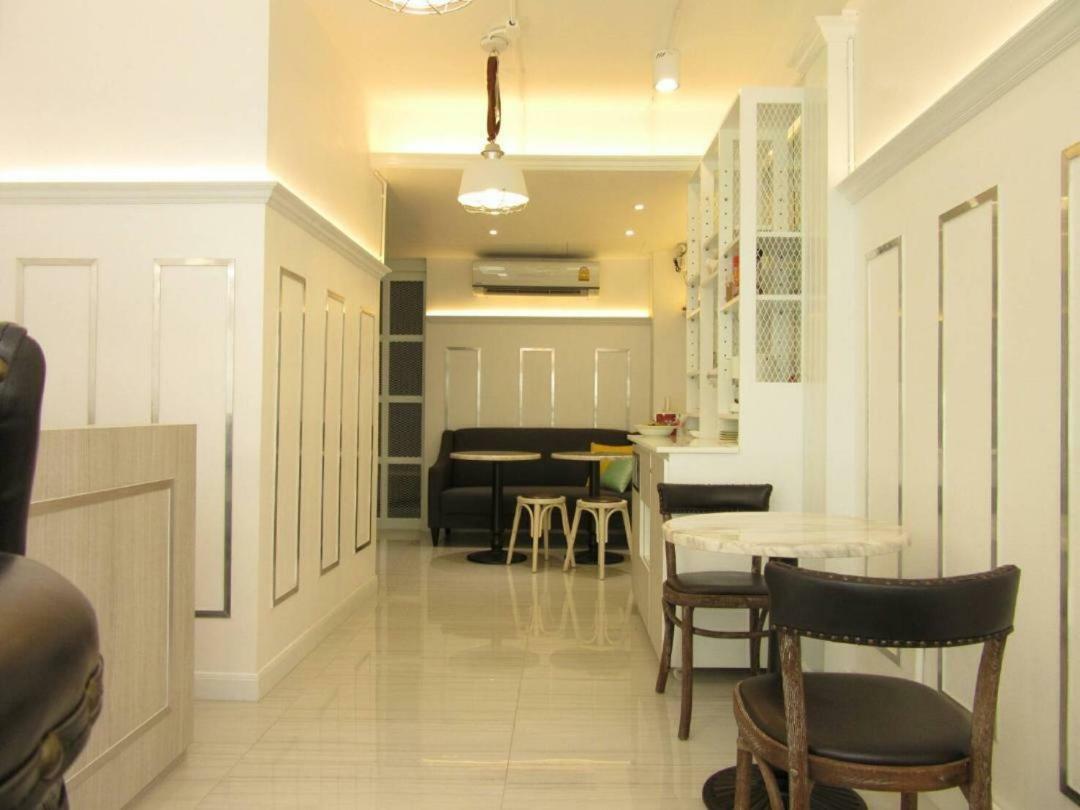 Urban House Hotel Bangkok Exterior photo