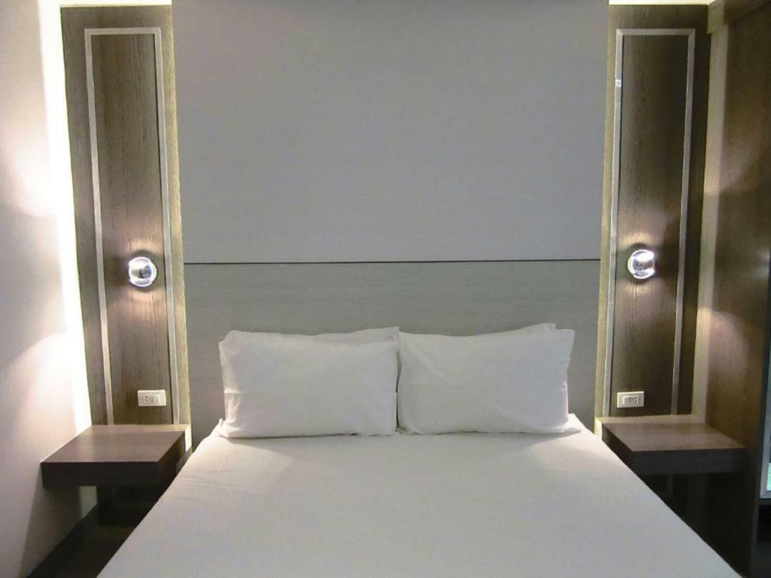 Urban House Hotel Bangkok Exterior photo